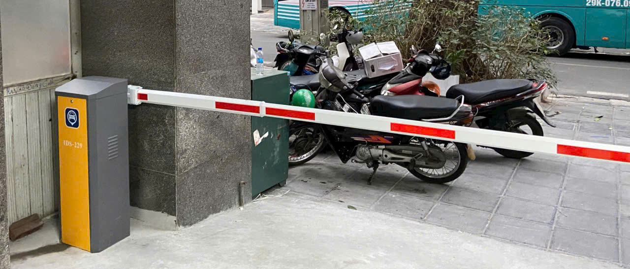 Thanh chắn barie tự động IDS-129 chắn lối ra vào bãi đỗ xe máy ngoài trời